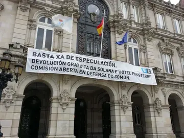 Pancarta colocada no balc&oacute;n do Concello da Coru&ntilde;a