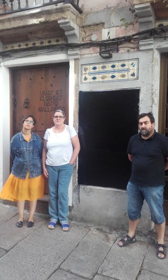 Avia Veira (Portavoz no Concello), Vitoria Louro (Responsábel Comarcal) e Manel Méndez (Responsábel Local) ao carón do mural danado esta madrugada.