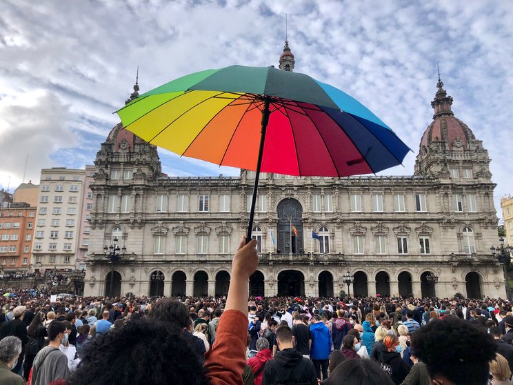 Foto de Xurxo Lobato. María Pita chea contra a homofobia. Xustiza para Samuel.