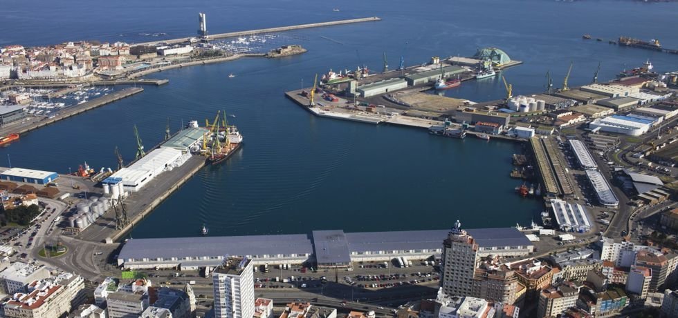 Vista aerea do porto da Coruña cos peiraos de Calvo Sotelo e de Bateria á esquerda