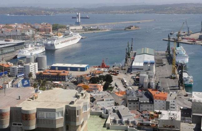 Vista aerea do porto da Coruña cos peiraos de Calvo Sotelo e de Bateria