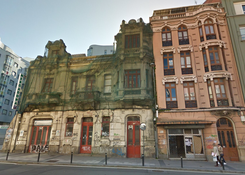 Situaci&oacute;n actual dos edificios de estilo modernista na avenida de Oza