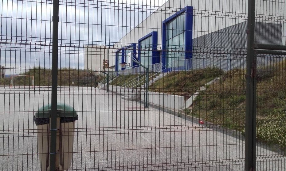 Vista exterior da pista deportiva do CEIP Emilia Pardo Bazán de aaceso limitado por medio de escaleiras