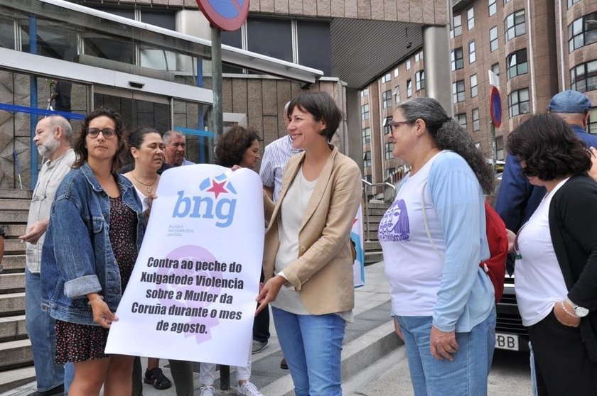 Ana Pontón, Avia Veira e Vitoria Louro no inicio da campaña que iniciamos no verán para reclamar a apertura permanente deste xulgado