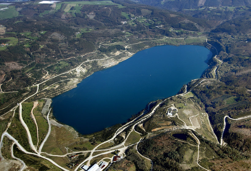 Imaxe aérea actual do lago das Encrobas desde a que se quere facer o transvase da auga