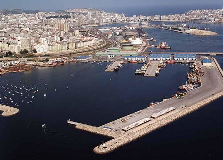 Vista aérea do porto de Oza cos pantaláns deportivos en primeiro termo