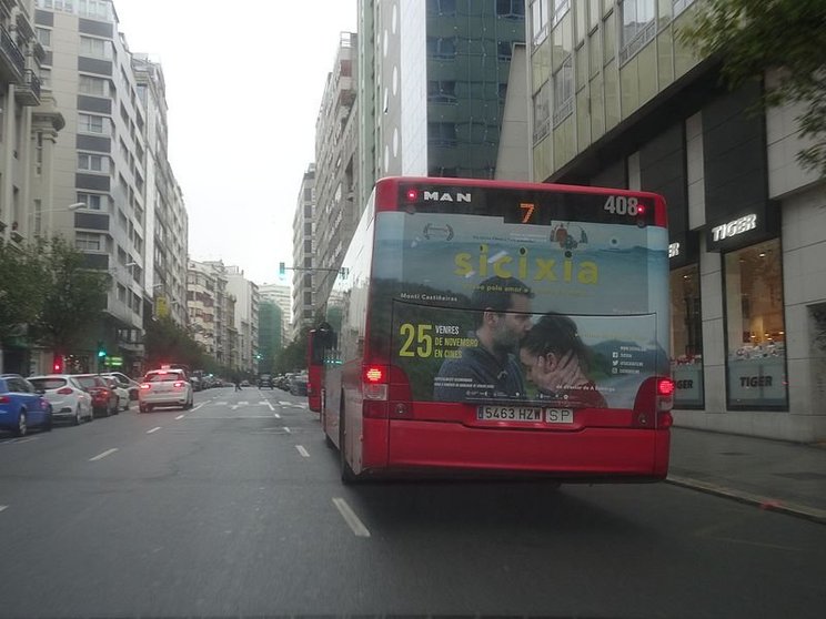 Bus da liña 7 percorrendo as rúas de Xoán Flórez (foto: Wikipedia Commons Sicixia bus)