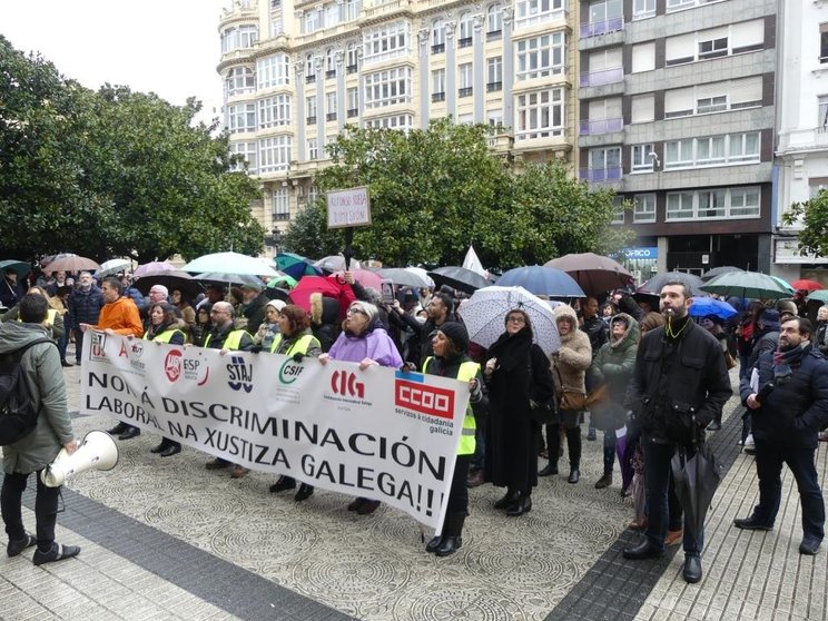 Momento da chegada á praza de Vigo onde rematou a manifestación de traballadoras e traballadores da xustiza