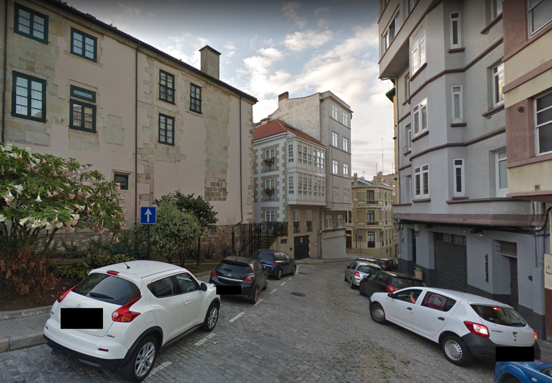 R&uacute;a Nosa Se&ntilde;ora do Rosario na Cidade Vella con coches estacionados en ambos marxes