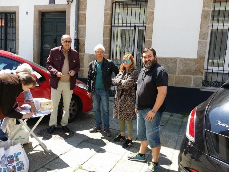 O noso responsábel Local Manel Méndez xunto con membros da A.VV da Cidade Vella e a Cadeco diante dunha das mesas de votacións