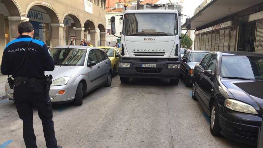 Un policía local actúa ante un atasco producido na contorna do Mercado de Santo Agostiño a consecuencia dun aparcamento indebido
