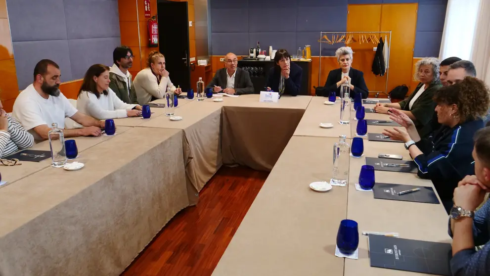 Jorquera, Queixas e Ana Pont&oacute;n, con cooperativistas de Xux&aacute;n.