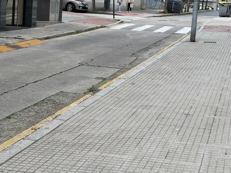 Calzada e beirarr&uacute;a en mal estado en Durmideiras