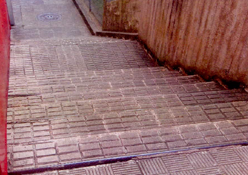 Escaleira non acces&iacute;bel no CEIP Alborada