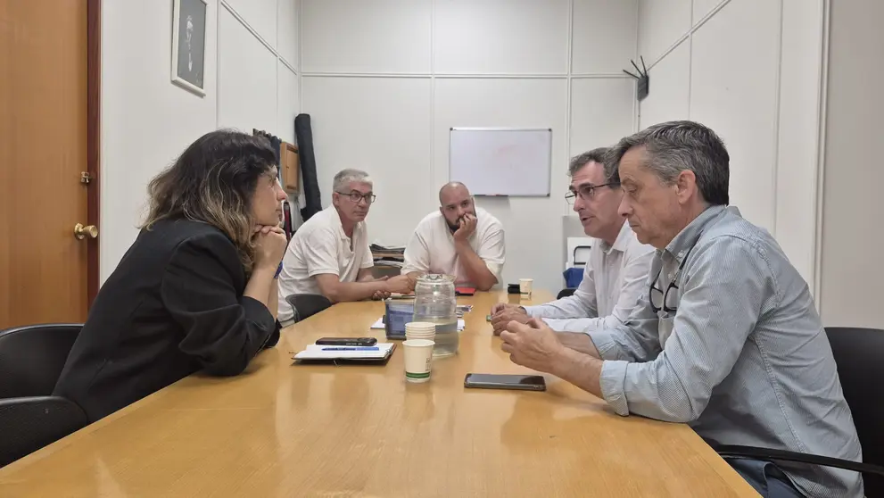Avia Veira, coas asociaci&oacute;ns do taxi