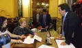 As edís do BNG entréganlle a Negreira billetes de avión a Londres contra a lei do aborto do PP