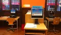 Exposición de Smart City nunha biblioteca con computadores estragados