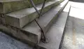 O mal estado da escalinata da rúa Pintor Vilar Chao, produto da falta de mantemento