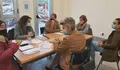 "Os guindastres continúan a funcionar mentres as nenas e os nenos xogan no patio"