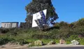 Un rogo para reparar ou retirar un valado publicitario en mal estado na zona de Casabranca
