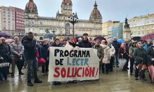Concentraci&oacute;n profesorado e persoas usuarias do Programa Lecer, en Mar&iacute;a Pita. 2 de febreiro de 2026.