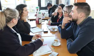 Encontro de Avia Veira con persoal do CHUAC preocupado polo deficiente transporte p&uacute;blico e a falta de aparcamento.