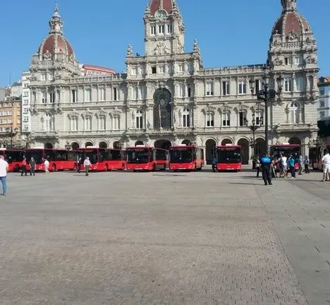 Unha das presentaci&oacute;ns de buses novos diante do Pazo Municipal