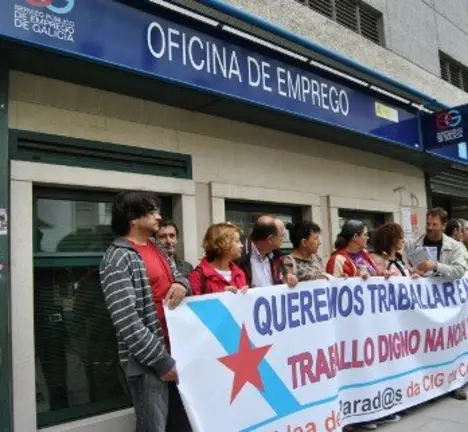 Protesta diante dunha oficina de emprego