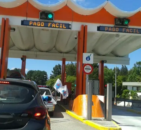 Imaxe dunha das protestas en contra das peaxes na AP-9 organizadas por compa&ntilde;eiras e ccompa&ntilde;erios do BNG