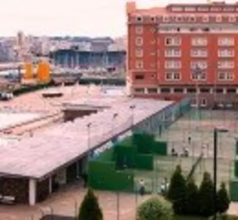 Instalaci&oacute;ns da Solana co Hotel Finisterre ao Fondo