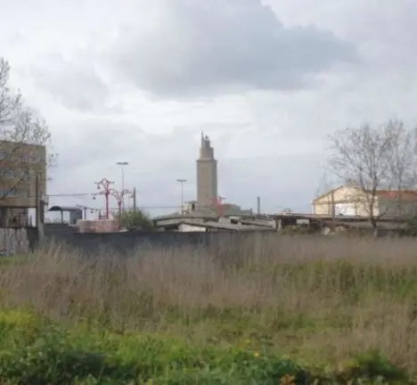 Imaxe da Torre de H&eacute;rcules e da s&uacute;a contorna