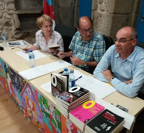 Manolo Monge nun momento da presentaci&oacute;n do seu libro