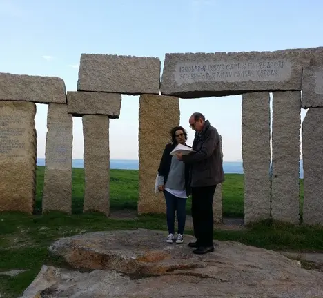 Avia Veira e Manolo Monge comprobando o estado actual do monumento