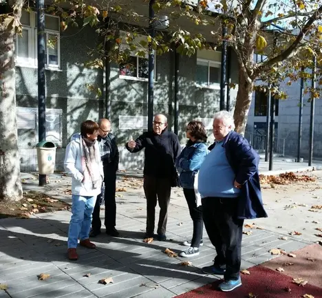 Momento da visita a Laba&ntilde;ou acompa&ntilde;ados pola veci&ntilde;anza do barrio