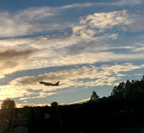 Imaxe dun avi&oacute;n despegando de Alvedro