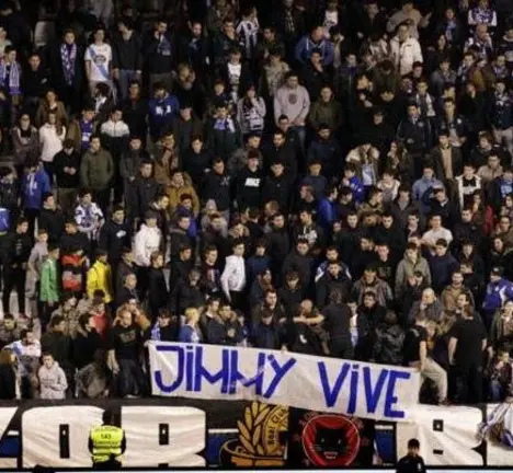 Parcarta de #JimmyVive no fondo dos Riazor Blues en Riazor