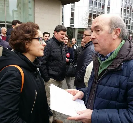 Avia Veira falando con Xabier Rioboo, presidente do Comit&eacute; de Empresa de H&eacute;rcules de Armamento