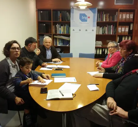Un dos momentos da reuni&oacute;n con representantes da plataforma Sos Sanidade P&uacute;blica