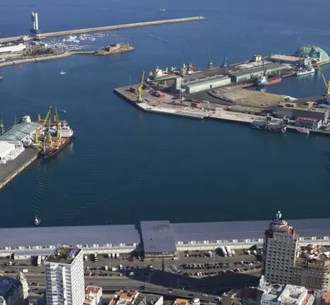 Vista aerea do porto da Coru&ntilde;a cos peiraos de Calvo Sotelo e de Bateria &aacute; esquerda