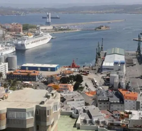 Vista aerea do porto da Coru&ntilde;a cos peiraos de Calvo Sotelo e de Bateria