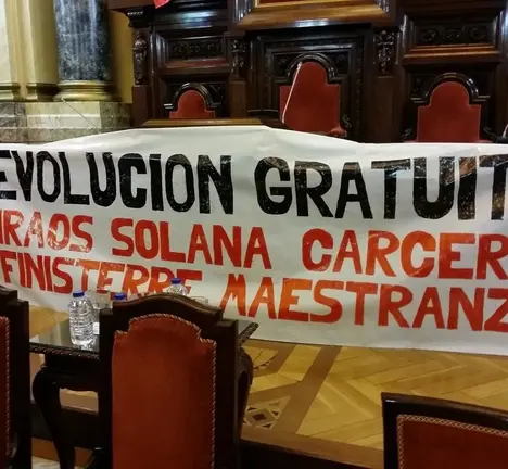 Parcarta da Comisi&oacute;n Aberta en Defensa do Com&uacute;n colocada no sal&oacute;n de plenos durante a celebracion da Asemblea Cidad&aacute; que aprobaba a Consulta Popular