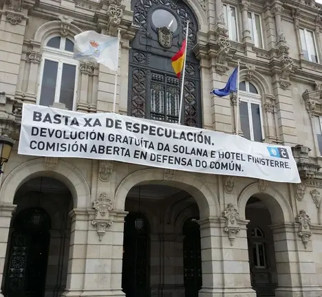 Pancarta colocada no balc&oacute;n do Concello da Coru&ntilde;a