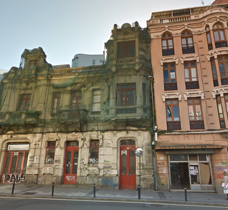 Situaci&oacute;n actual dos edificios de estilo modernista na avenida de Oza