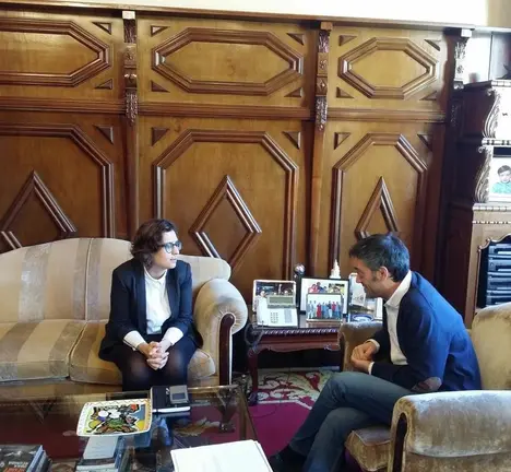Momento da reuni&oacute;n mantida esta ma&ntilde;&aacute; entre a nosa portavoz municipal Avia Veira e o alcalde Xulio Ferreiro