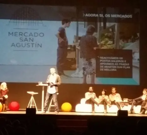 Un dos momentos da presentaci&oacute;n do &laquo;Coru&ntilde;a P&oacute;xima" realizado polo Goberno Municipal no teatro Rosal&iacute;a