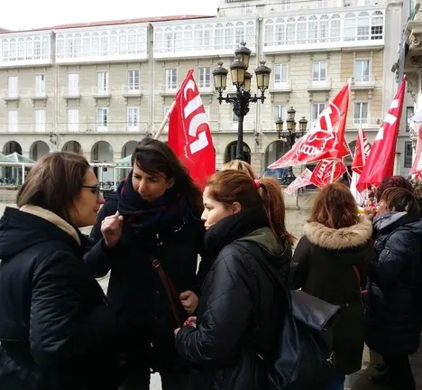 Avia Veira e representantes das traballadoras e traballadores de Clece SA falando mentres se produc&iacute;a unha protesta diante do Concello