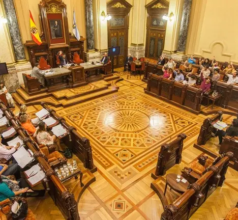 Foto do sal&oacute;n de Plenos do Concello da Coru&ntilde;a no momento dunha votaci&oacute;n