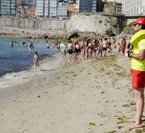 Foto dun socorrista na praia do Orz&aacute;n