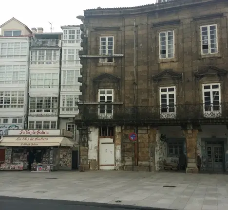 Exterior do n&uacute;mero 29 da avenida da Mari&ntilde;a pertencente ao conxunto das Casas de Paredes
