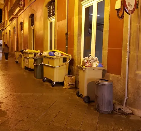 Propo&ntilde;emos que todos estes contedores de lixo sexan soterrados na r&uacute;a Trompeta